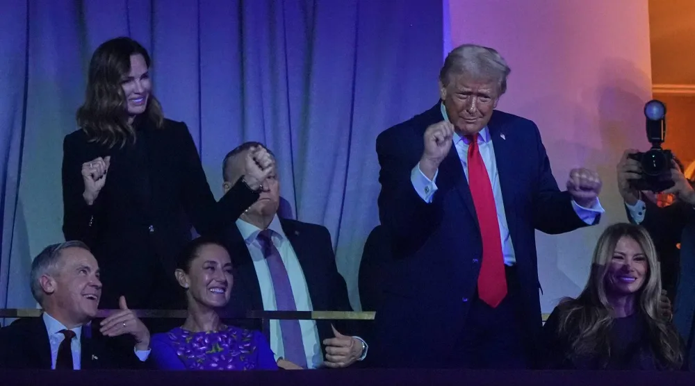 ترمب يؤدّي رقصته الشهيرة خلال حفل قرعة كأس العالم لكرة القدم بمركز كيندي يوم 5 ديسمبر (أ.ب)