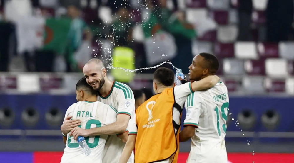 فرحة لاعبي الجزائر بالفوز الساحق على البحرين (رويترز)