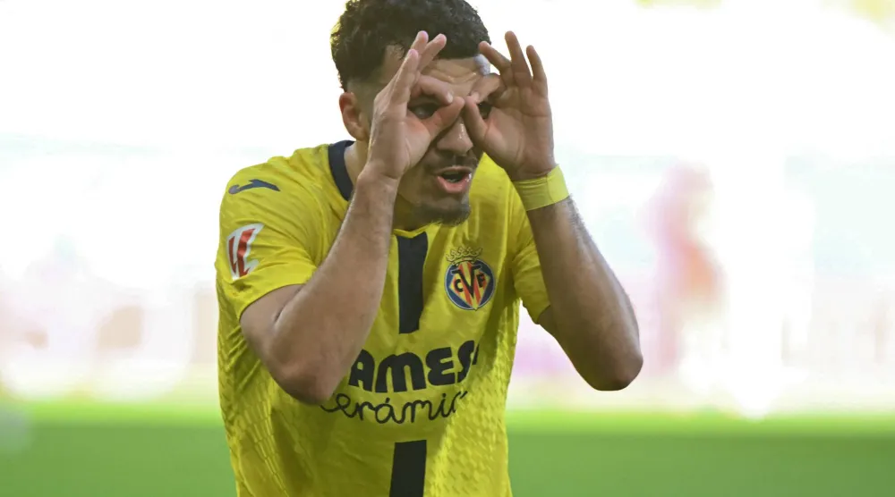 الجورجي جورج ميكوتادزه يحتفل بهدف فياريال الثاني في خيتافي (أ.ف.ب)