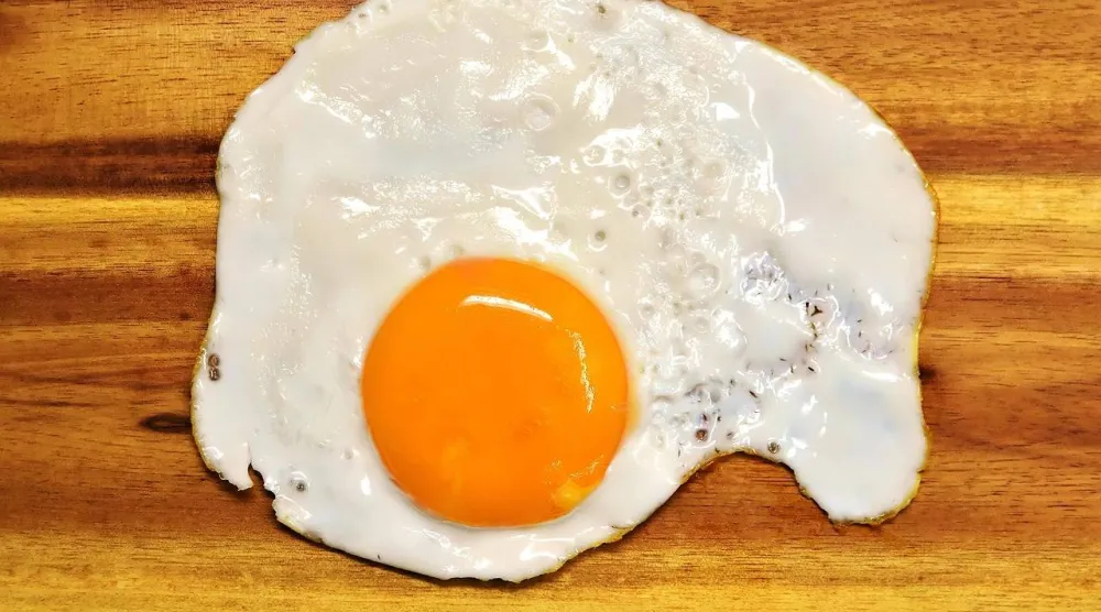 يُعد صفار البيض أحد المصادر الطبيعية لفيتامين «د» الذي يرتبط نقصه باضطرابات المزاج مثل الاكتئاب (بيكسباي)