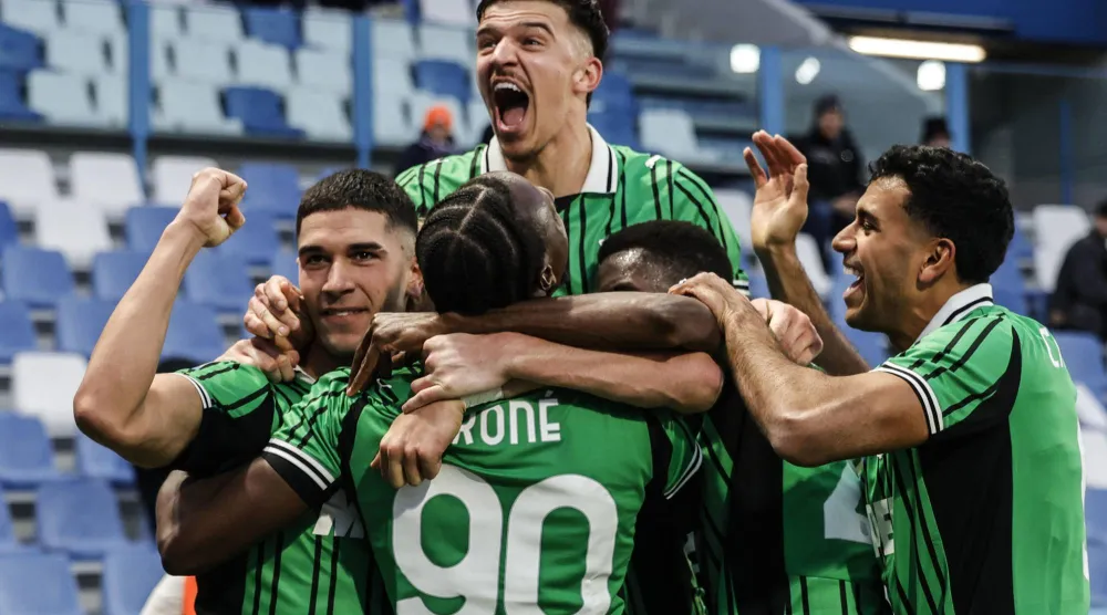 فرحة لاعبي ساسولو بالفوز على الفيولا (إ.ب.أ)