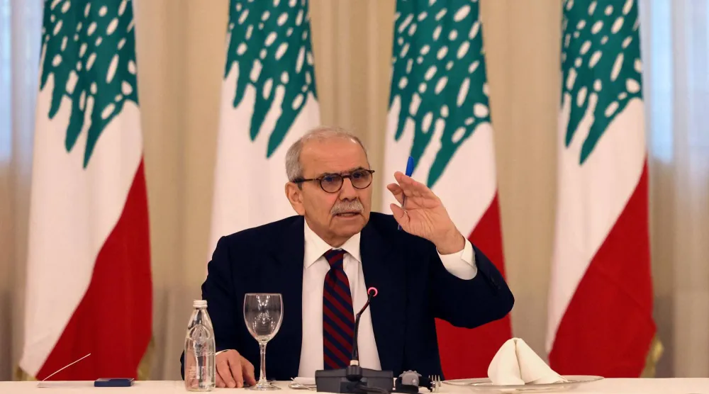 رئيس الوزراء اللبناني نواف سلام يُشير بيده أثناء حديثه خلال اجتماع مع وفد مجلس الأمن التابع للأمم المتحدة (أ.ف.ب)