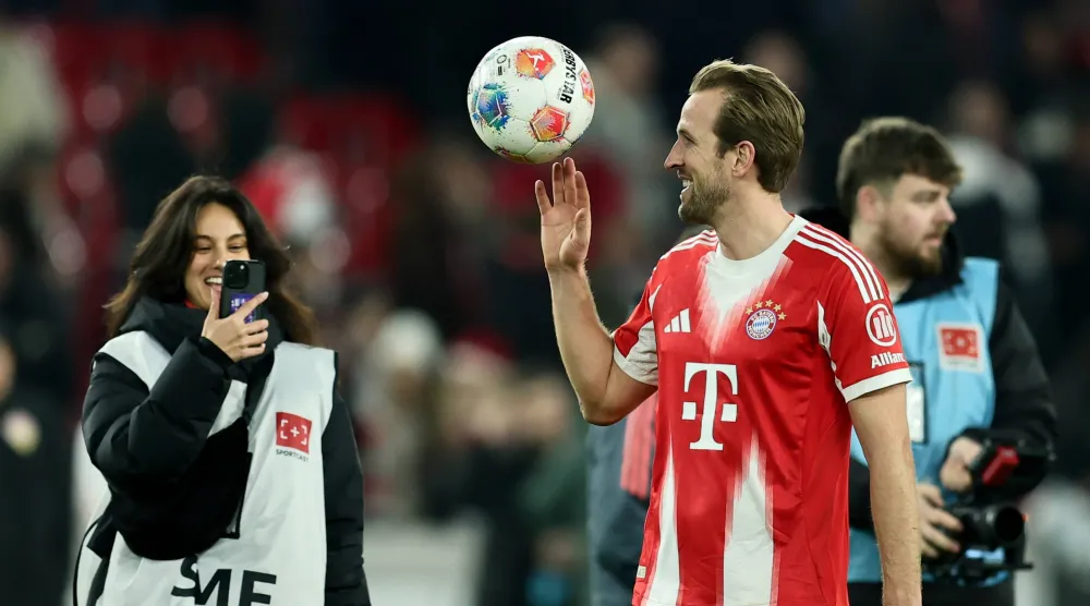 هاري كين يحتفظ بكرة المباراة بعدما سجل 3 أهداف «هاتريك» (إ.ب.أ)