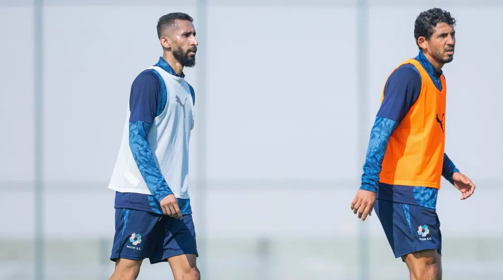 الفرج خلال مشاركته في التدريبات ويبدو أحمد حجازي (نادي نيوم)