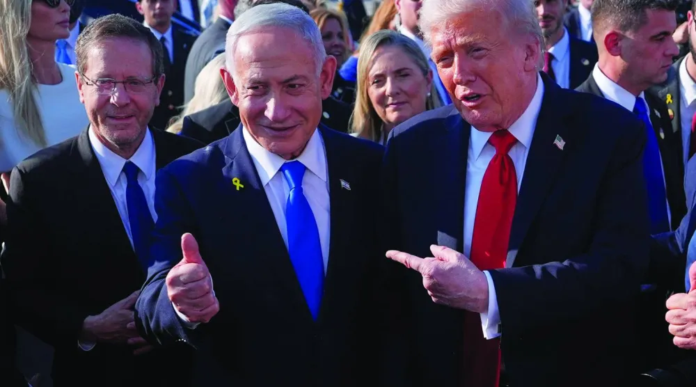 رئيس الوزراء الإسرائيلي بنيامين نتنياهو يتوسط الرئيسين الأميركي دونالد ترمب والإسرائيلي إسحاق هرتسوغ في مطار بن غوريون أكتوبر الماضي (أ.ب)