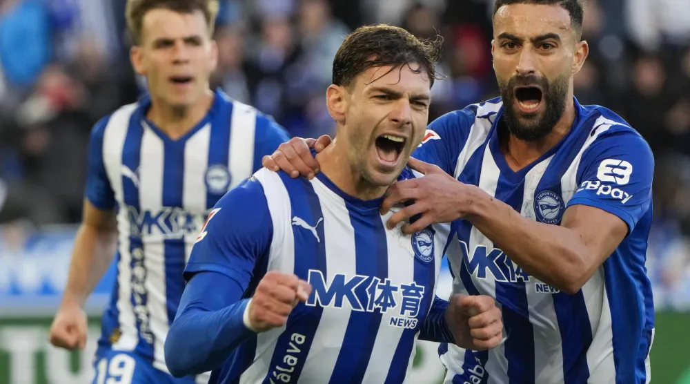 احتفالية لاعبي ديبورتيفو ألافيس بالفوز على سوسيداد (إ.ب.أ)