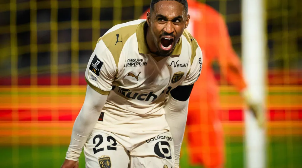 احتفال ويسلي سعيد بهدفه لصالح لانس (أ.ف.ب)