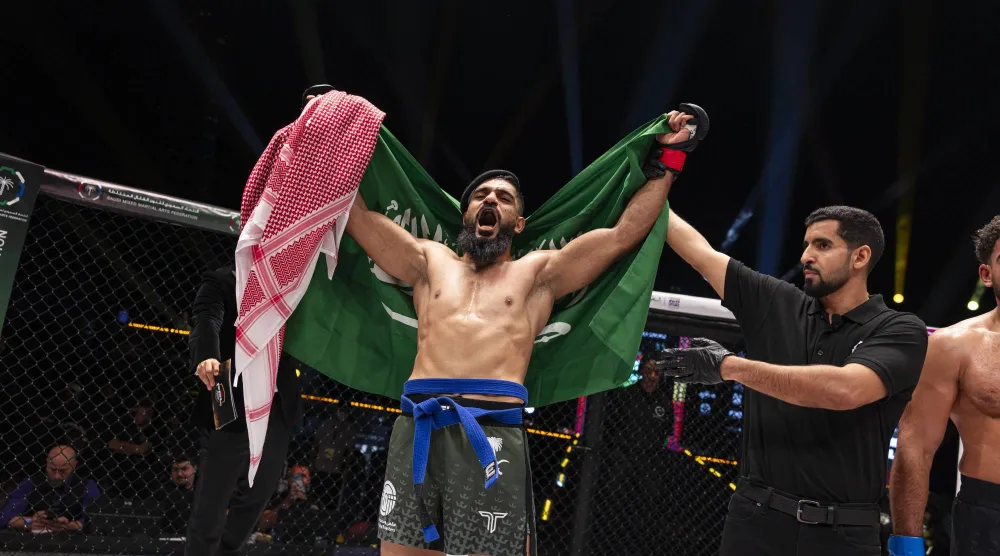 أحمد إبراهيم محتفلاً بانتصاره في دوري المقاتلين المحترفين (الشرق الأوسط)