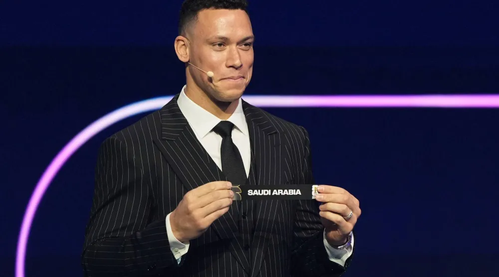 لحظة رفع بطاقة السعودية في قرعة مونديال 2026 (أ.ب)