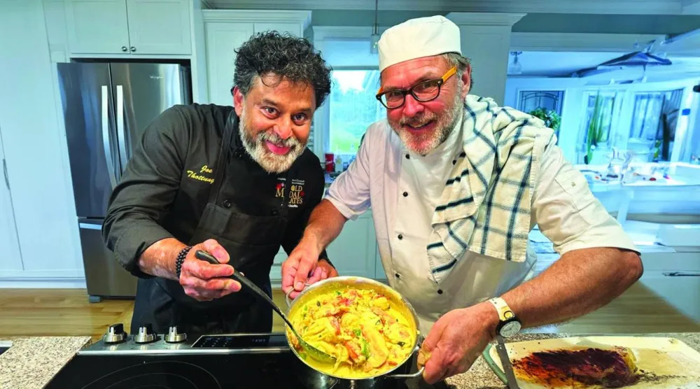 الشيف الكندي جو ثوتونغال مستعرضا إحدى وجباته (السفارة الكندية) بالرياض