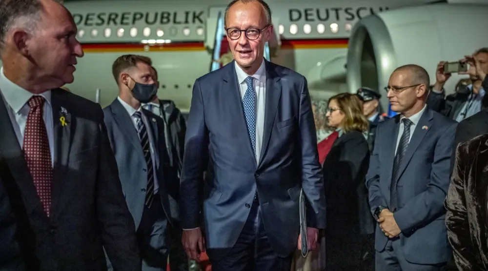 Almanya Başbakanı Friedrich Merz'in Tel Aviv Havalimanı'na varış anı (DPA)