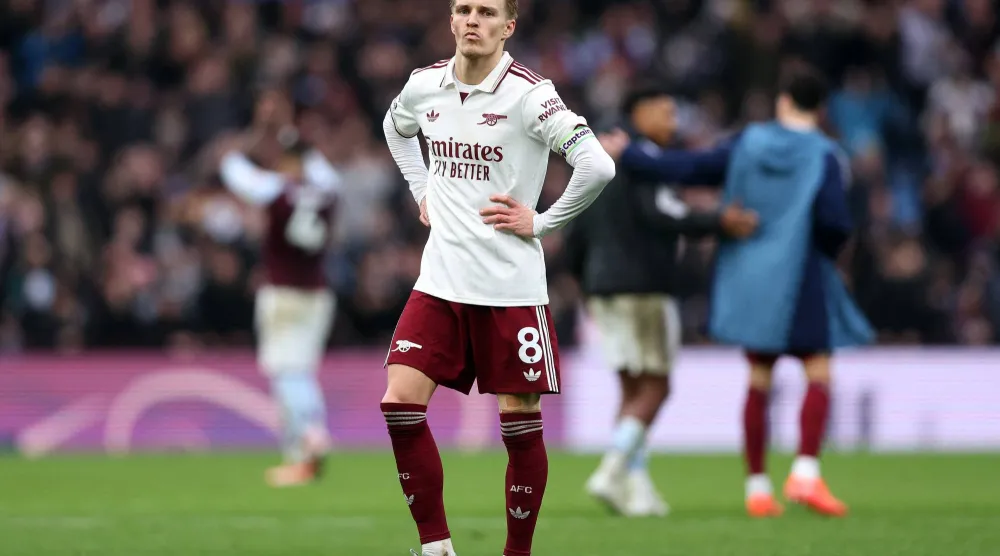 لاعب آرسنال مارتن أوديغارد واحزان الهزيمة أمام أستون فيلا (رويترز)