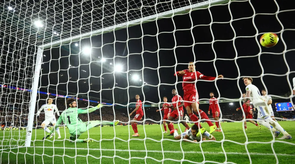 كرة تاناكا تستقر في شباك ليفربول (رويترز)