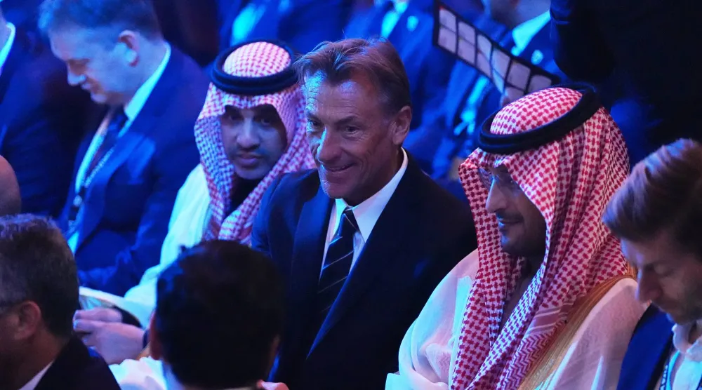 رينارد لدى حضوره قرعة المونديال مع الوفد السعودي (أ.ب)