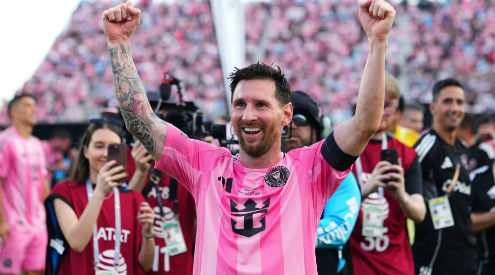 ميسي محتفلا باللقب مع فريقه (أ.ف.ب)