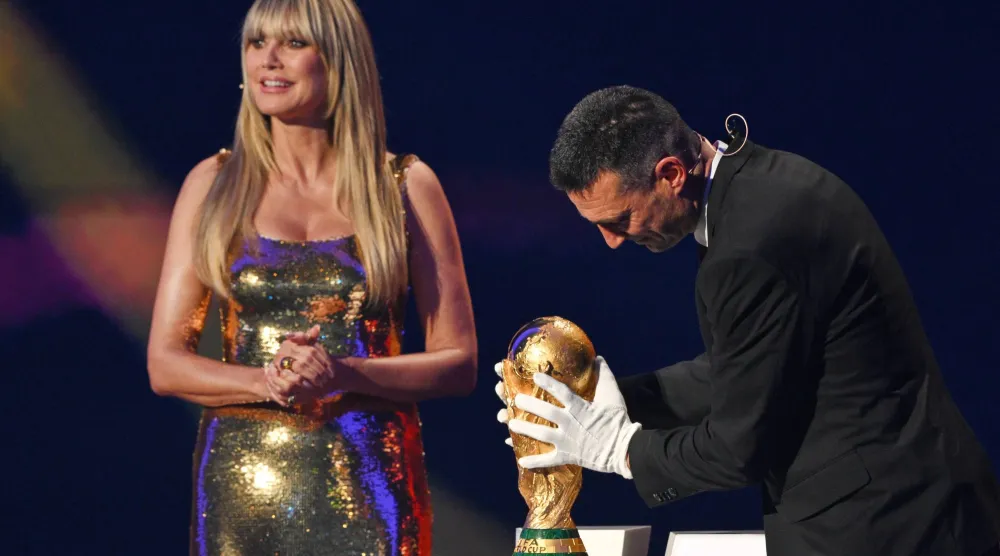 سكالوني ألزم بارتداء القفاز قبل ان يحمل كأس العالم (أ.ب)