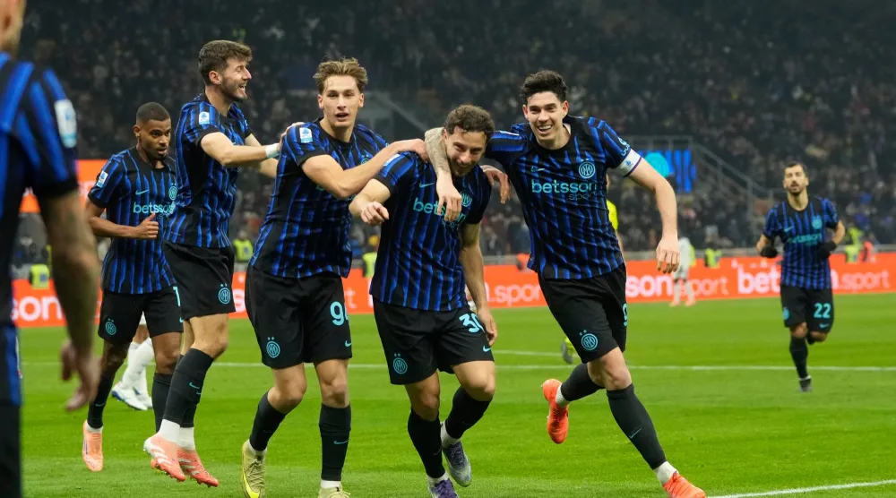 لاعبو الأنتر يحتفلون بأحد اهدافهم في المباراة (أ.ب)