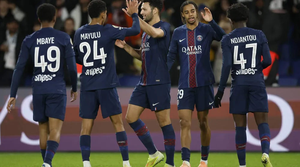 لاعبو سان جيرمان يحتفلون بأحد أهدافهم في المباراة (إ.ب.أ)