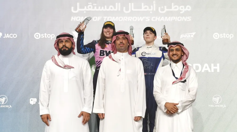 الأمير سعود بن عبدالله بن جلوي محافظ جده لدى تتويج الأبطال (الشرق الأوسط)