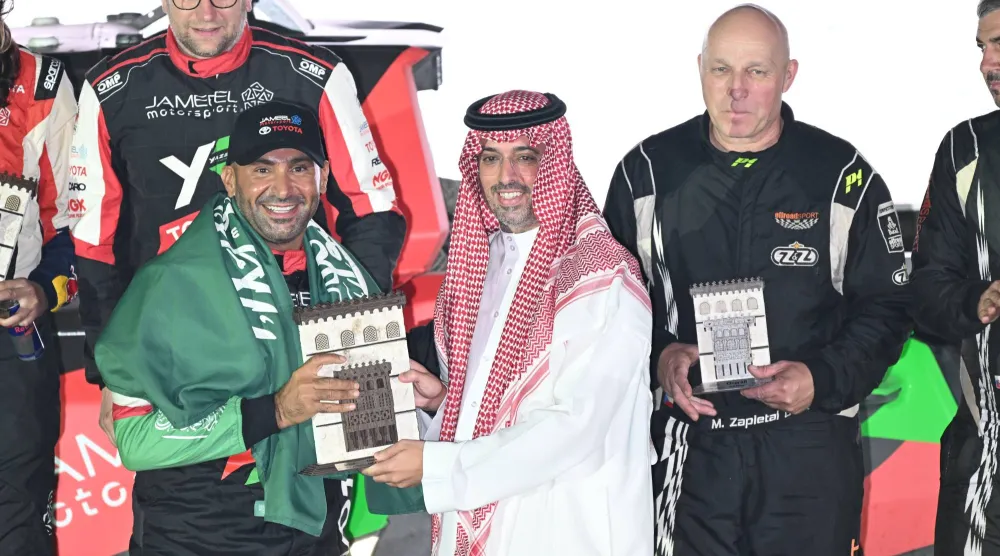 محافظ جدة لدى تتويج الراجحي باللقب (واس)