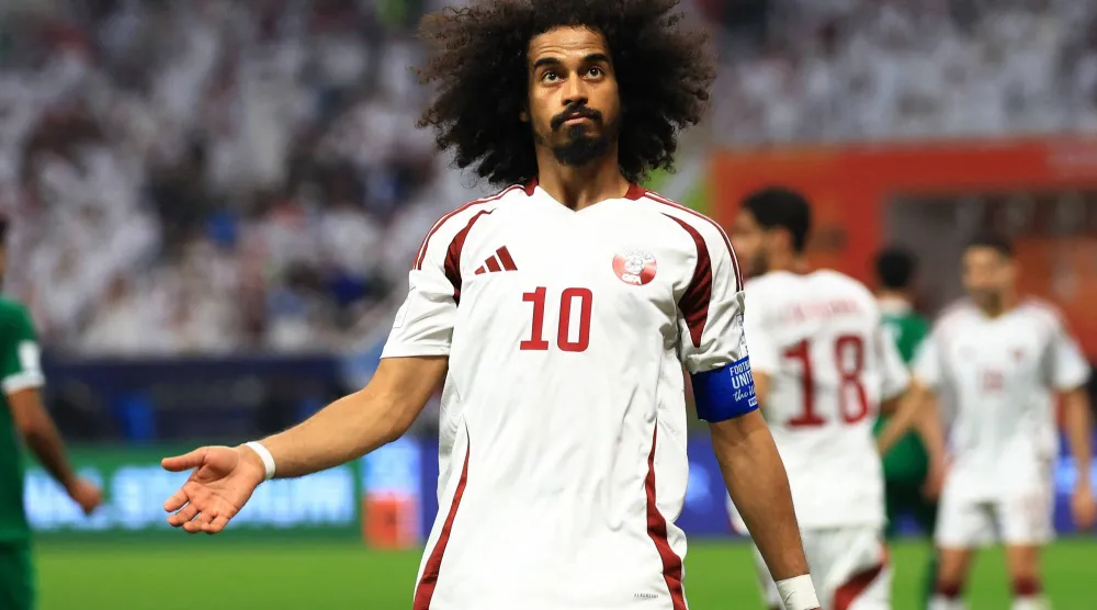 أكرم عفيف أحد ابرز أوراق المنتخب القطري (رويترز)