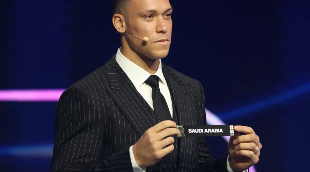 آرون جادج لاعب البيسبول الأميركي لحظة عرض بطاقة السعودية في القرعة (أ.ب)