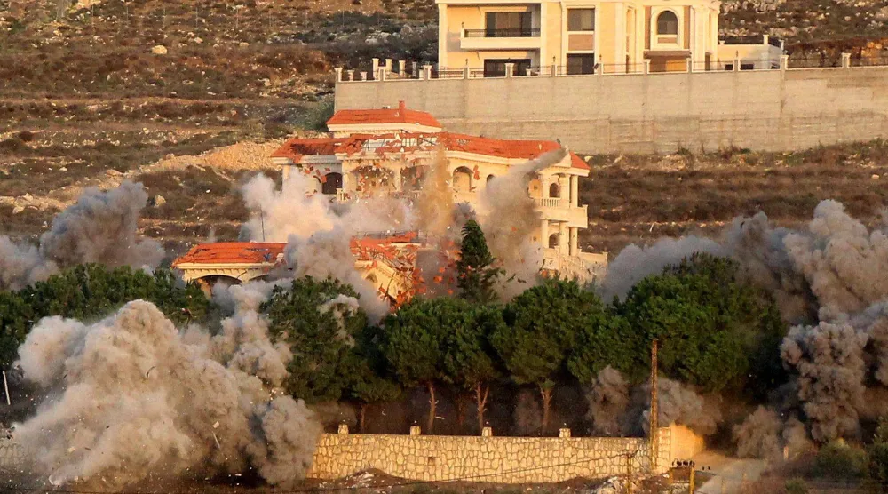الدخان يتصاعد في بلدة المجادل في جنوب لبنان إثر استهدافها بقصف إسرائيلي يوم الخميس (أ.ف.ب)