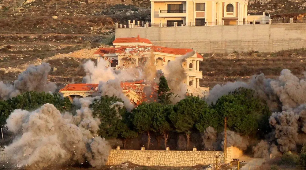Lübnan'ın güneyindeki Mecdal kasabasına perşembe günü İsrail tarafından düzenlenen saldırının ardından kasabadan dumanlar yükseldi (AFP)