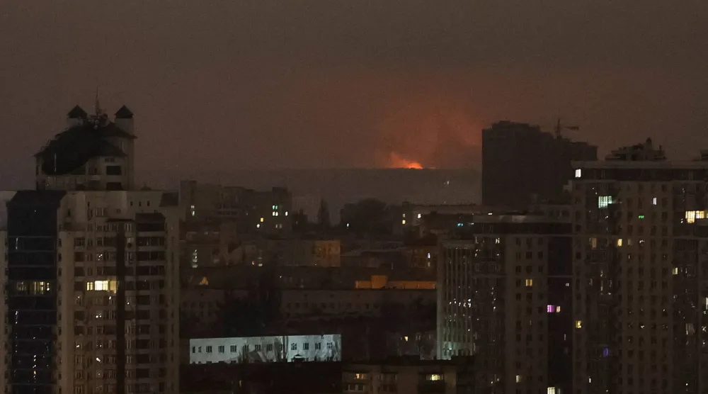 انفجارات في العاصمة الأوكرانية كييف أثناء هجوم صاروخي روسي يوم أمس (رويترز)