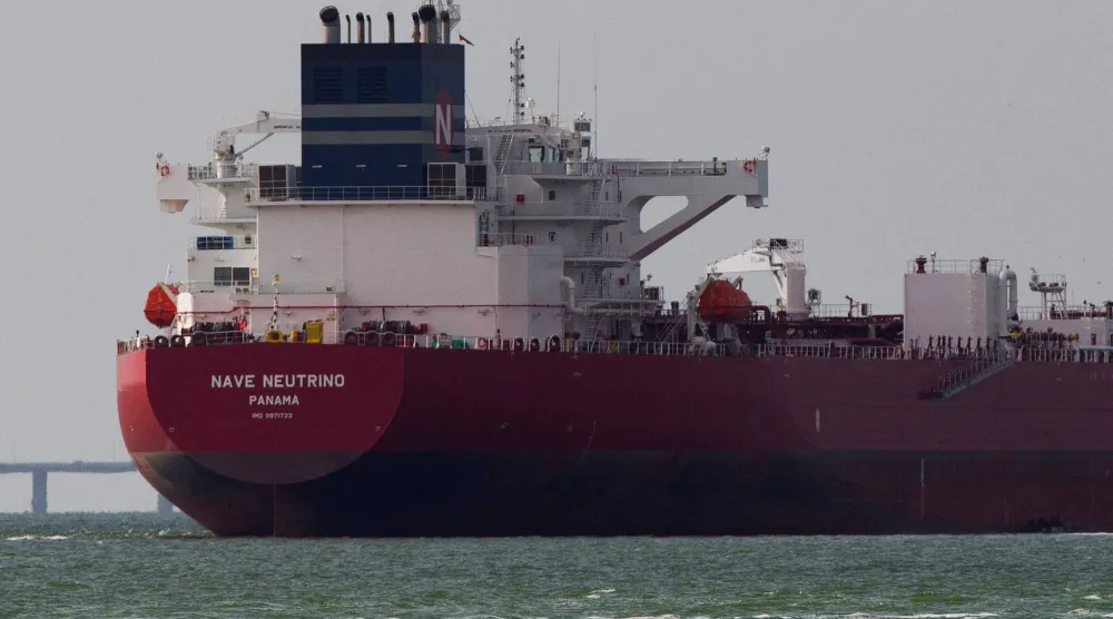 ناقلة نفط ترفع علم بنما مستأجرة من شركة «شيفرون» تنتظر تحميل النفط الخام قرب ميناء باجو غراندي في فنزويلا (رويترز)