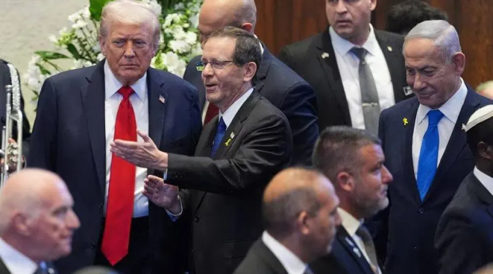 من اليسار: الرئيس الأميركي دونالد ترمب ونظيره الإسرائيلي إسحق هرتسوغ ورئيس الوزراء الإسرائيلي بنيامين نتنياهو (رويترز)