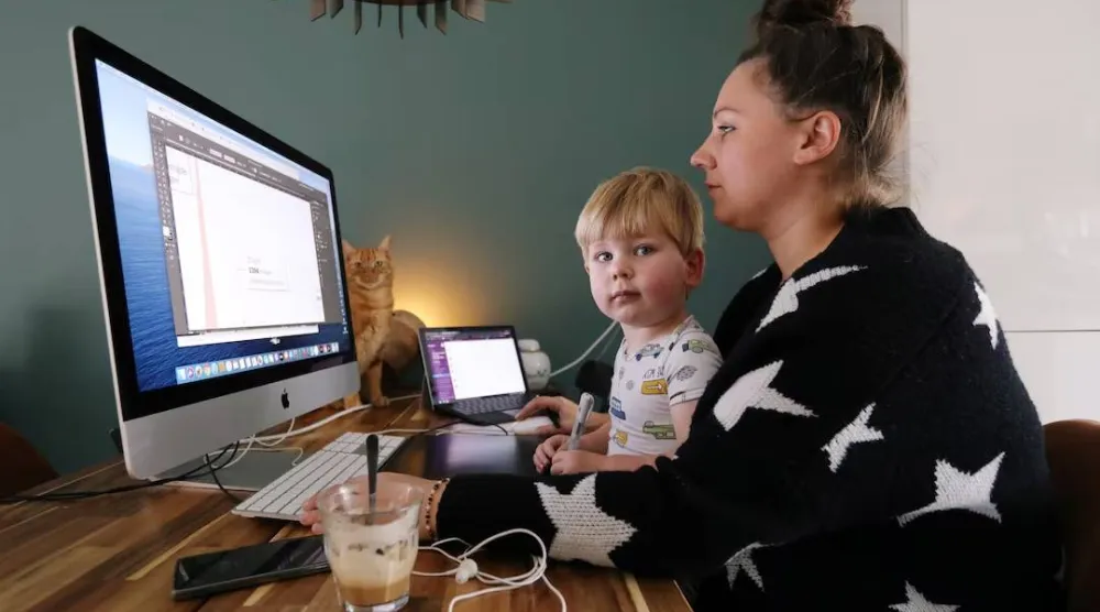 سيدة تعمل في منزلها وأمامها طفلها في هولندا (أرشيفية - رويترز)