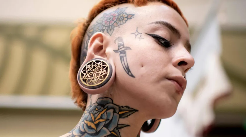الوشم قد يسبب تغيراتٍ دائمة في مناعة الجسم (أ.ف.ب)