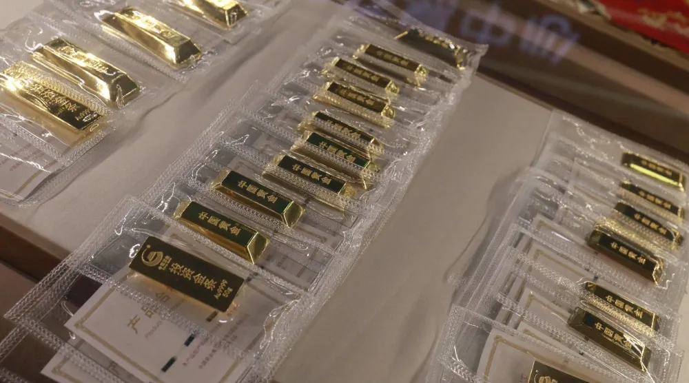 عرض سبائك الذهب بمعرض الصين الدولي للمجوهرات في بكين (إ.ب.أ)