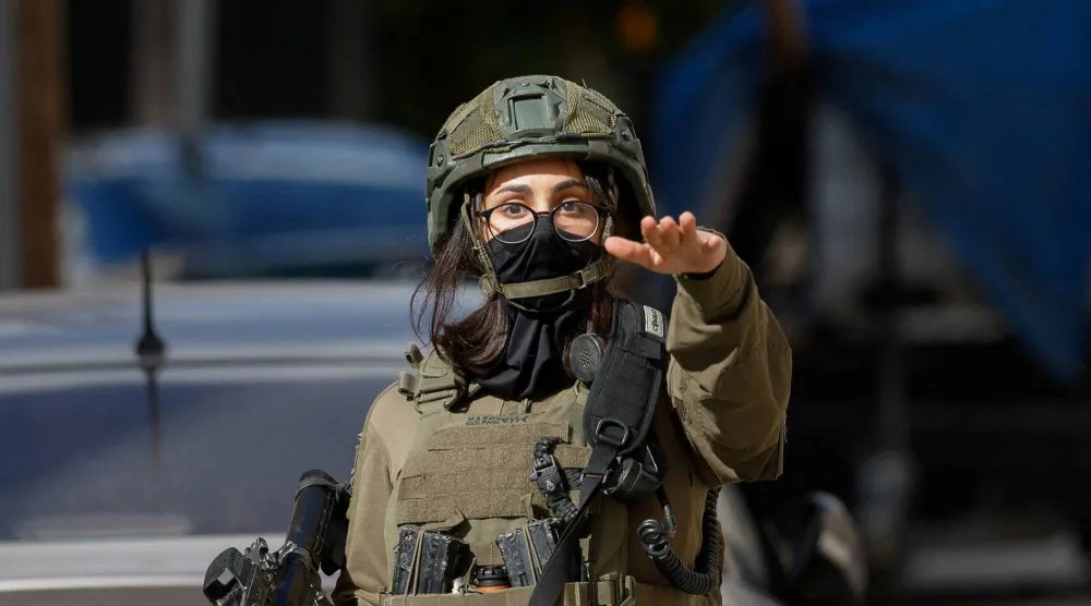 جندية إسرائيلية في رام الله (رويترز)