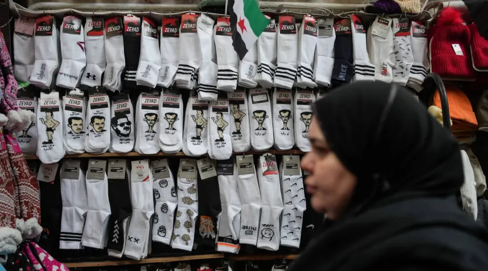 Şam pazarında Beşşar Esed ve Hafız Esed'in hicivli resimlerinin bulunduğu çorapların sergilendiği bir tezgâh (DPA)