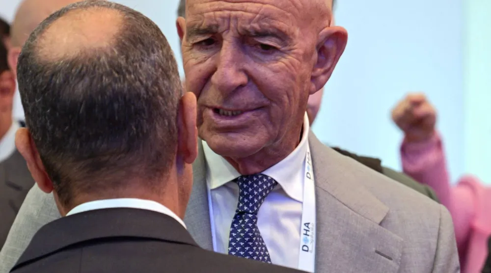  المبعوث الأميركي لسوريا توماس برّاك وهو يتحدث مع الضيوف في افتتاح «منتدى الدوحة» في قطر (أ.ف.ب)