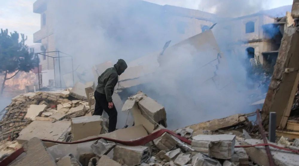 رجل يتفقد الدمار في موقع غارة جوية إسرائيلية استهدفت قرية جباع جنوب لبنان 4 ديسمبر الحالي (أ.ف.ب)