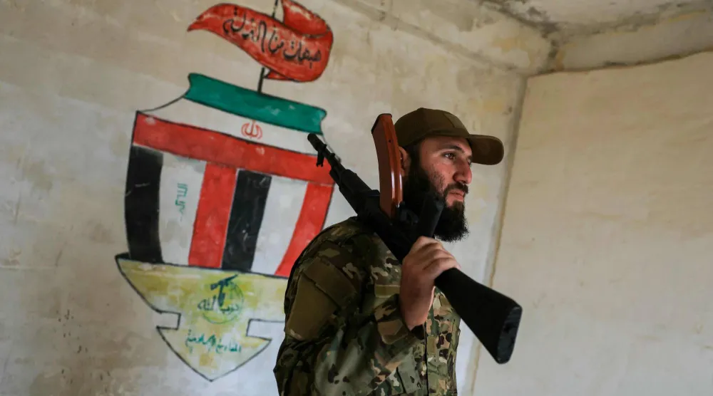 جندي من وزارة الدفاع السورية خلال جولة داخل ما كانت يوماً قاعدة عسكرية إيرانية جنوب حلب (أ.ف.ب)