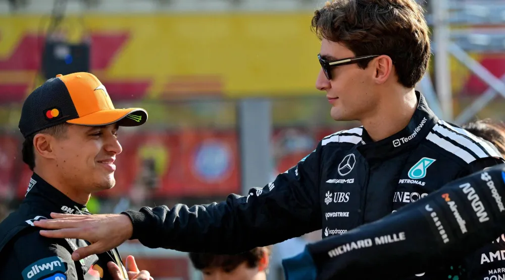 تصافح المتنافسون على لقب بطولة العالم لسباقات «فورمولا 1» (أ.ف.ب)