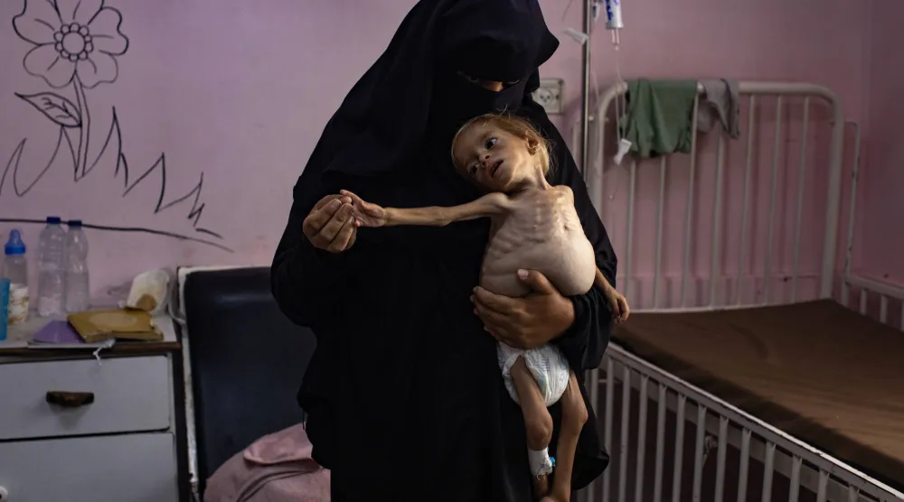 52 % من الأدوية الأساسية و71 % من المستهلكات الطبية بات رصيدها «صفراً» في مستشفيات غزة (إ.ب.أ)