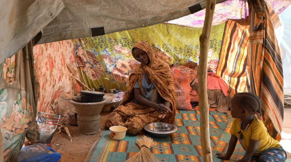 صورة التقطت في 15 نوفمبر الماضي لسودانية بمخيم الطويلة الذي أقيم للنازحين الفارين بعد هجوم «الدعم السريع» (رويترز)