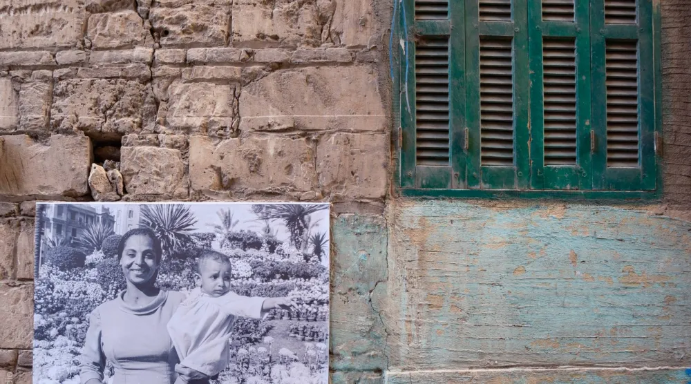 صورة تبرز حرص الأسرة المصرية قديماً على زيارة الحدائق العامة (الشرق الأوسط)