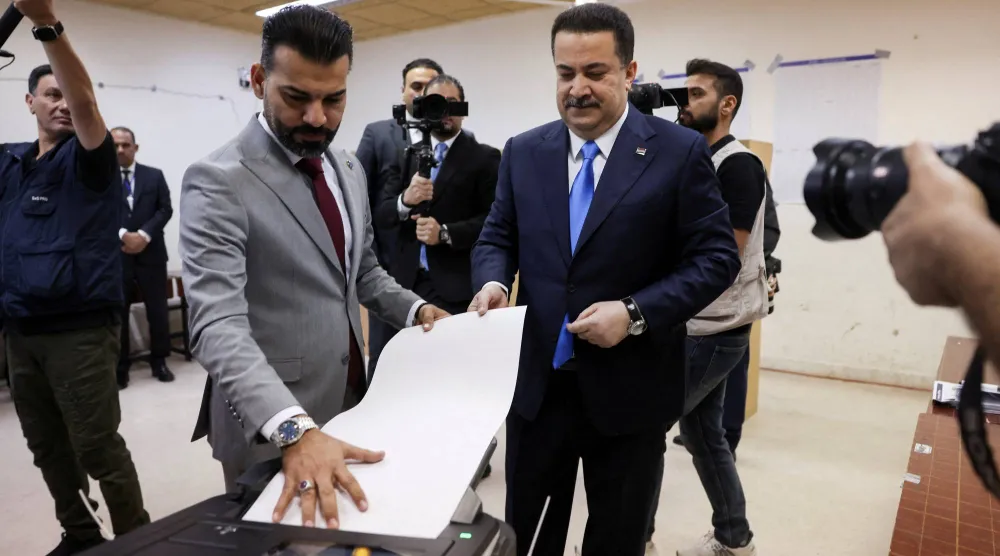  رئيس الوزراء العراقي محمد شياع السوداني يدلي بصوته في مركز اقتراع بالمنطقة الخضراء ببغداد يوم 11 نوفمبر 2025 (رويترز)