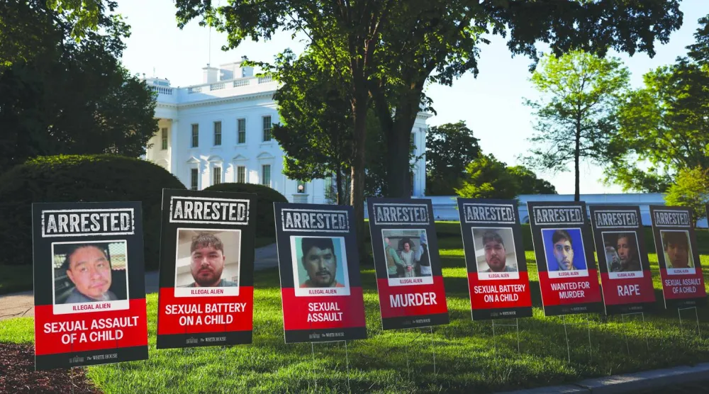 البيت الأبيض وضع ملصقات لأشخاص وُصفوا بأنهم مهاجرون غير شرعيين تم القبض عليهم (أرشيفية - رويترز)