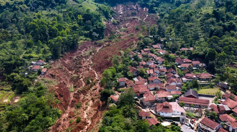 صورة جوية لانزلاقات التربة من جرَّاء الفيضانات في قرية باندونغ الإندونيسية يوم 7 ديسمبر (أ.ف.ب)