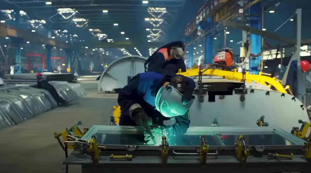 عمال في أحد المصانع السعودية (رؤية 2030)