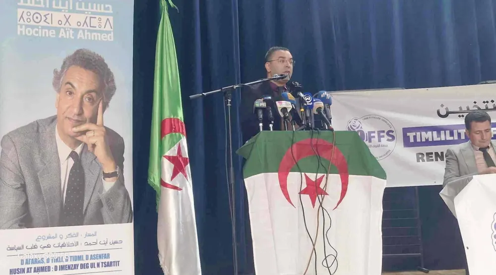 السكرتير الأول لحزب «جبهة القوى الاشتراكية» الجزائرية خلال اجتماع في بجاية (إعلام الحزب)