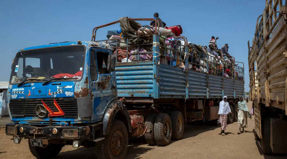 شاحنة محمّلة بممتلكات شخصية لعائلات نازحة تنتظر مغادرة نقطة جودا-ونثو الحدودية في مقاطعة الرنك بجنوب السودان - 15 نوفمبر (أ.ف.ب)