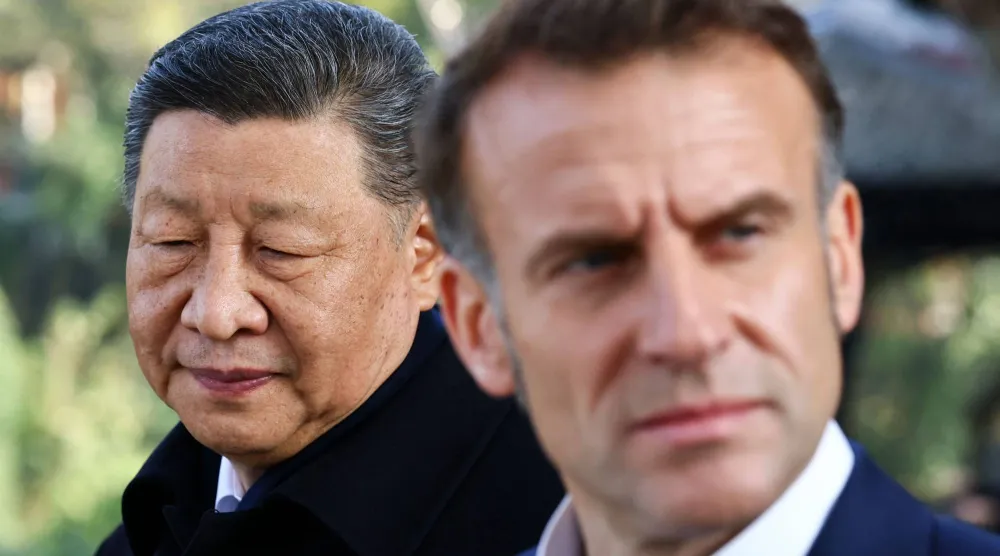 الرئيس الفرنسي إيمانويل ماكرون وبجواره نظيره الصيني شي جينبينغ في سيشوان جنوب غربي الصين (أ.ف.ب)